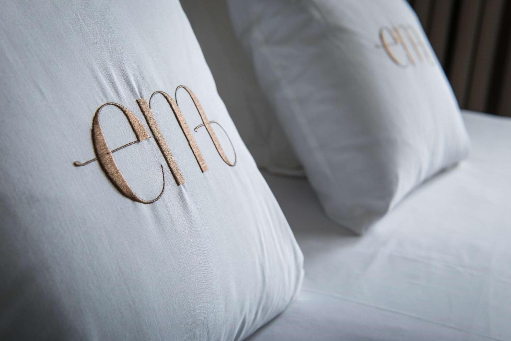 Barcelo Emperatriz Hotel Madrid Buitenkant foto The hotel's logo on the pillows