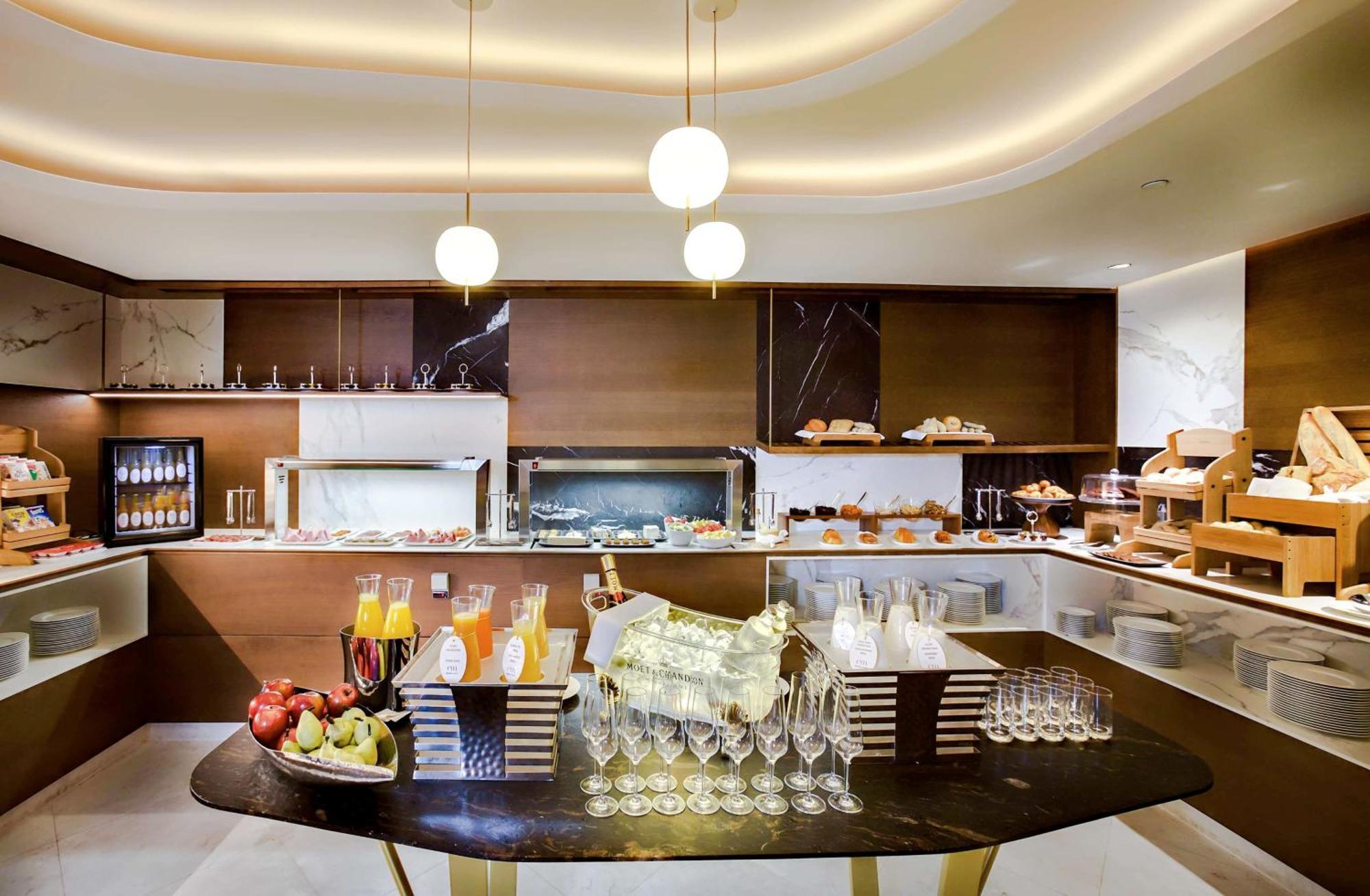 Barcelo Emperatriz Hotel Madrid Buitenkant foto The buffet at the lounge