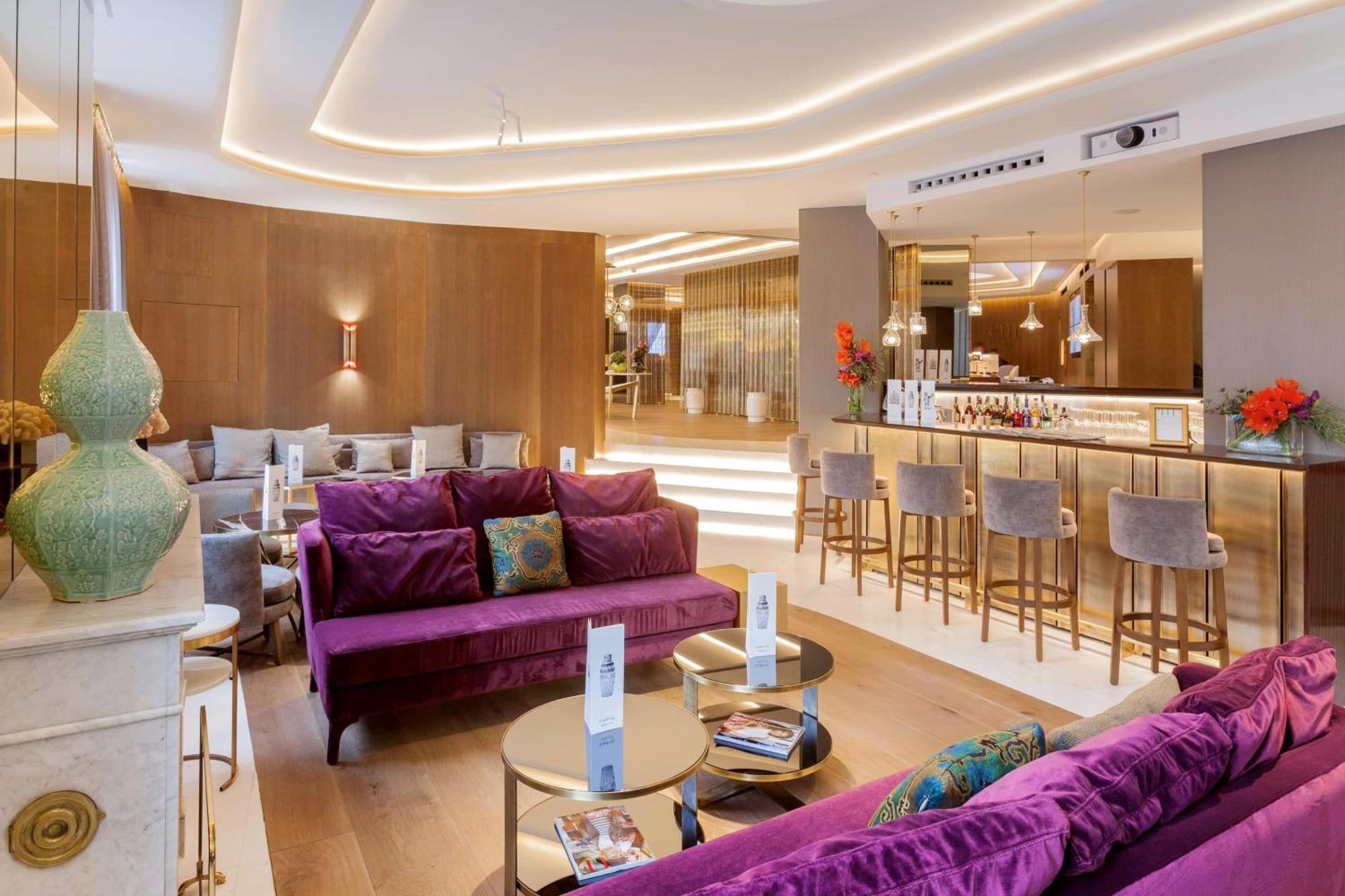 Barcelo Emperatriz Hotel Madrid Buitenkant foto The lounge at the airport